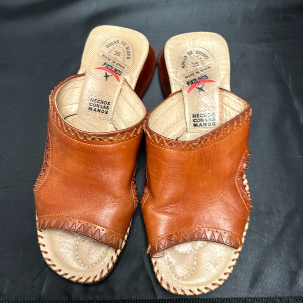 Super cute Pikolinos women’s slip on sandals!! Size 36 euro